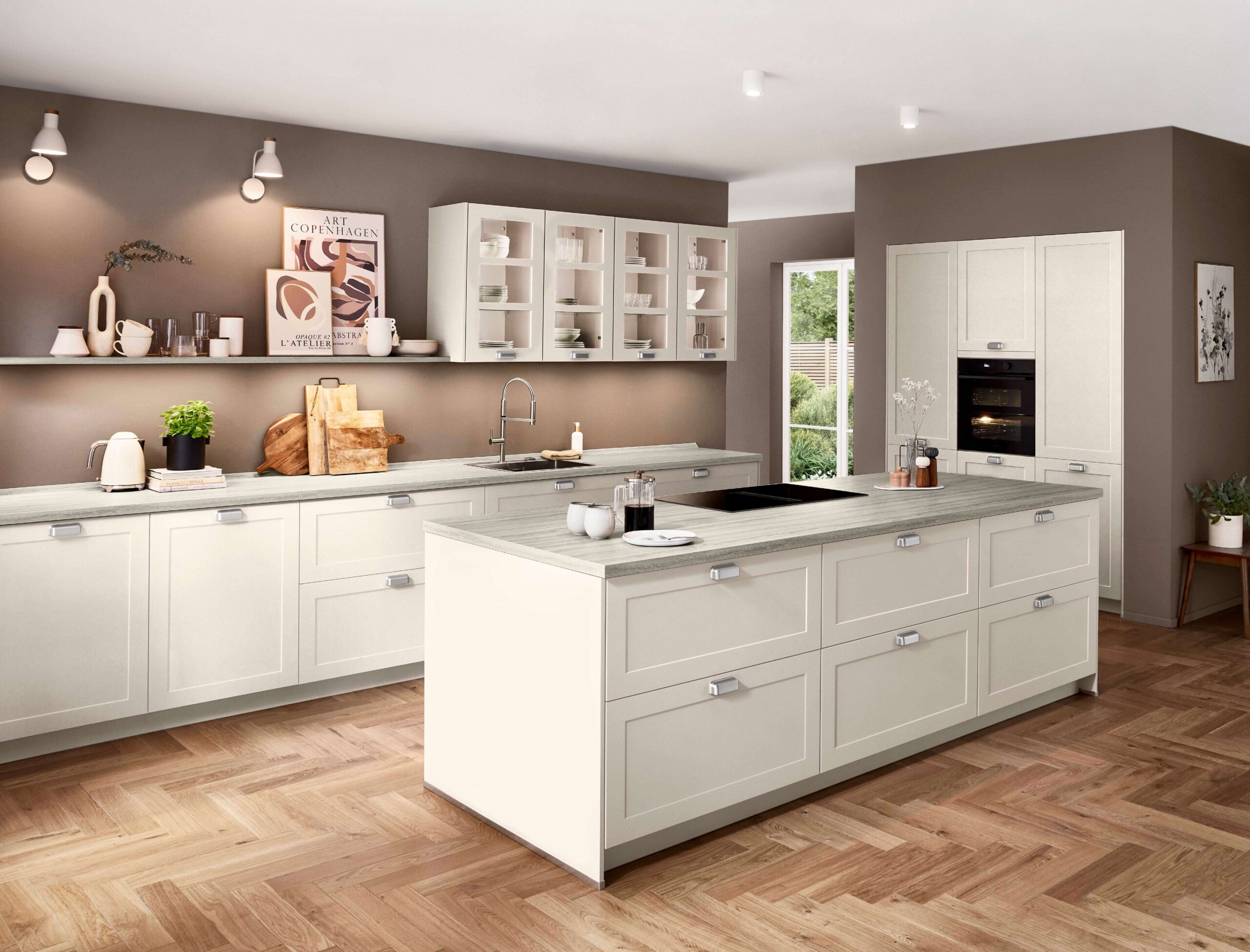 Weiße Landhausküche mit Kücheninsel und Holzdetails